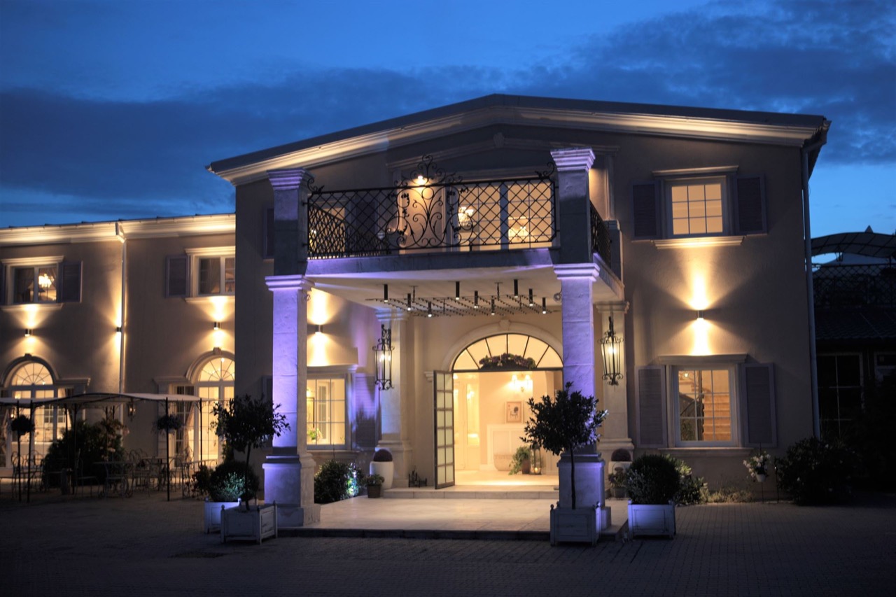 Hotel Riviera Resort na skraju lasu, blisko lotniska Modlin
