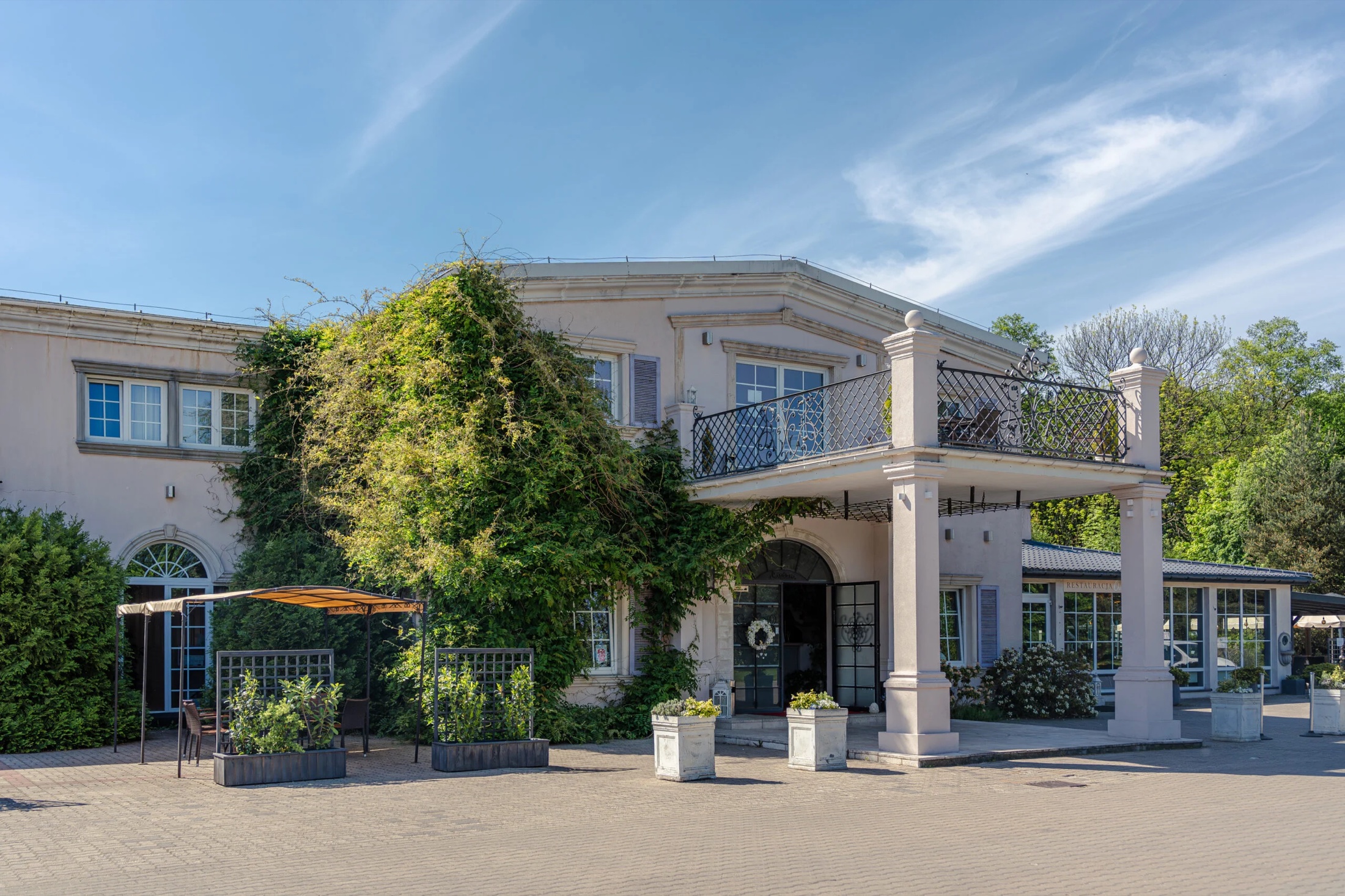 Riviera Resort, budynek hotelu w słońcu, pod Warszawą