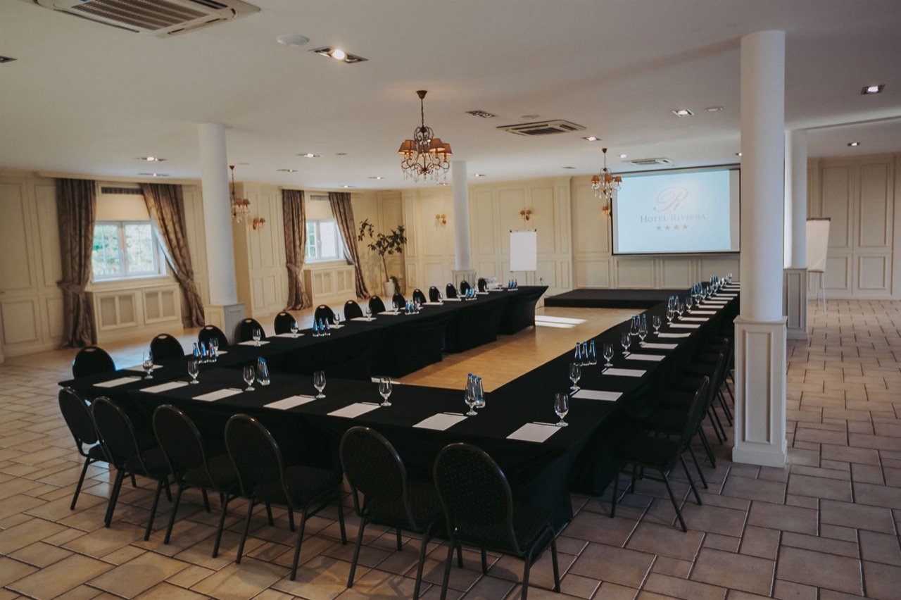 Sala konferencyjna z projektorem