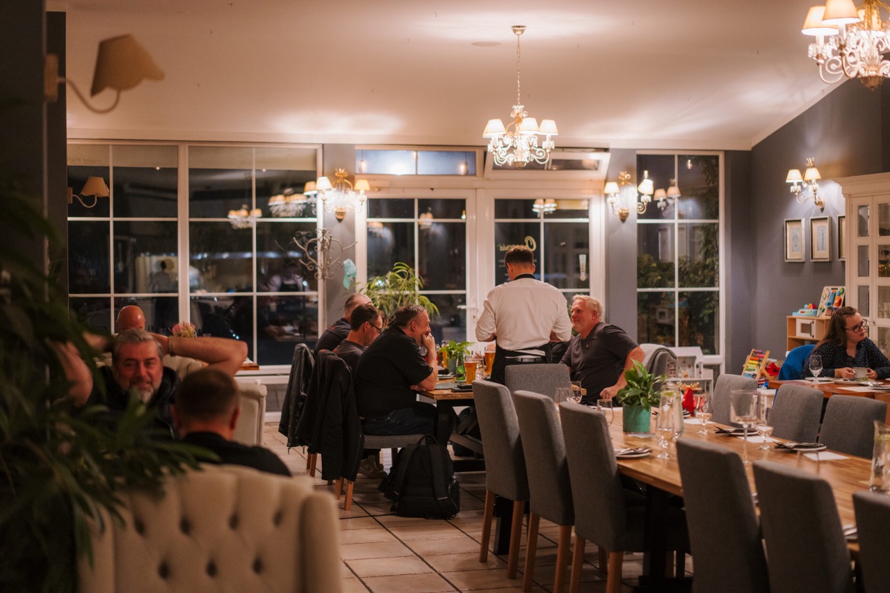 Sala Restauracji Oranżeria wieczorem, goście przy stolikach