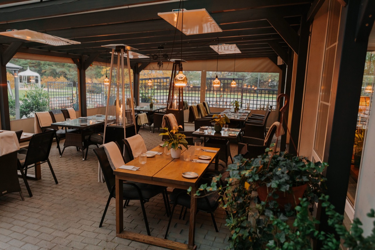 Taras Restauracji Oranżeria z nakrytymi stolikami