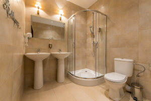 łazienka z prysznicem i dwoma umywalkami